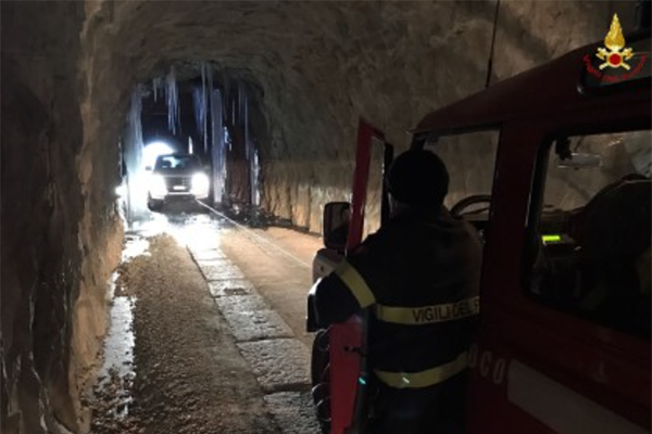 Famiglia bloccata in auto nella Galleria Rosazza