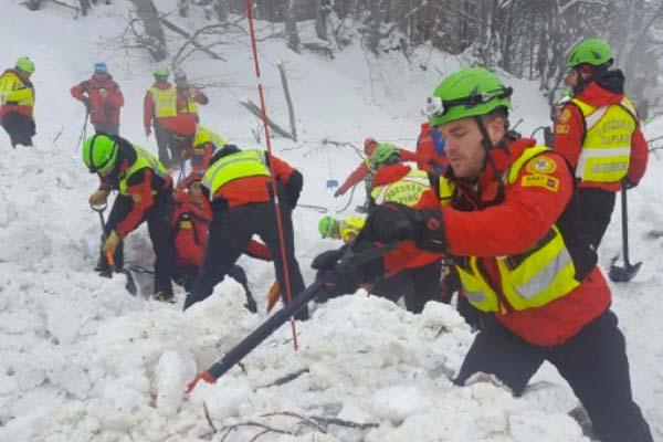«In Abruzzo si scava ancora in condizioni critiche per la neve»