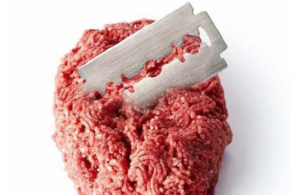 Lamette nella carne per uccidere i cani