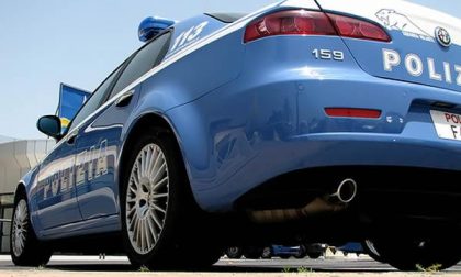 Minorenni ubriachi prendono a calci le auto in sosta.