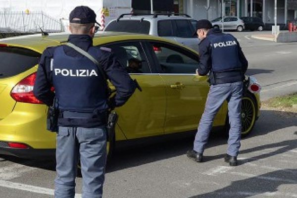 Armi trasportate e detenute in modo irregolare: denunciato dalla Polizia