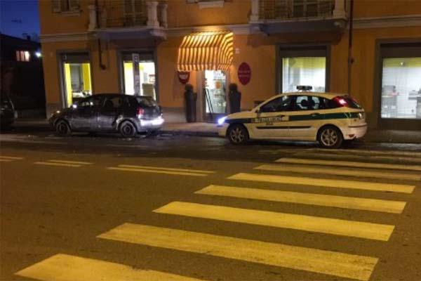 Travolta sulle strisce: è gravissima