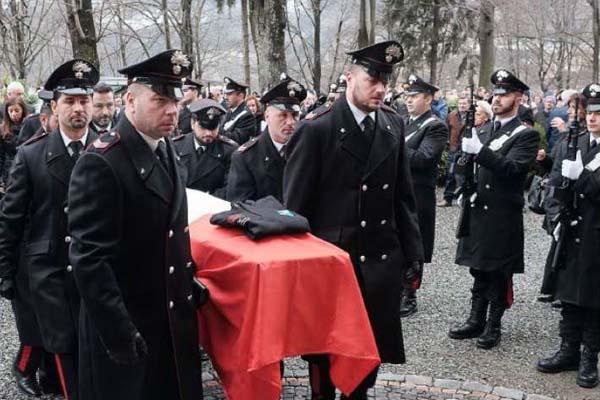 Addio all’appuntato: “Presentat’arm”
