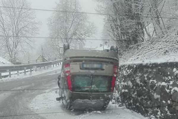 Auto si ribalta a Favaro per la neve: coniugi feriti