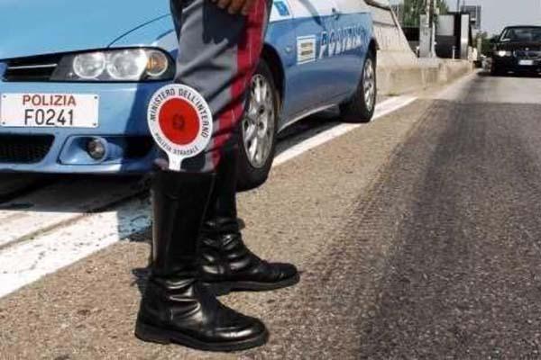 Camion finisce nel cortile di una casa