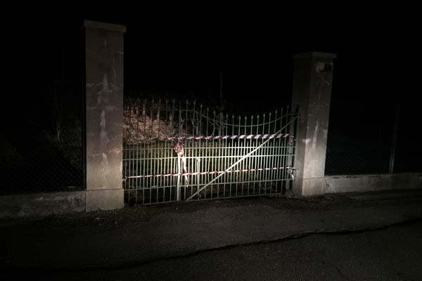 Crolla cornicione, muore una bimba