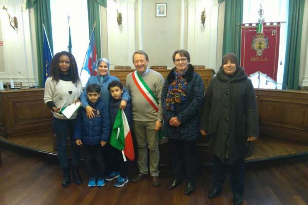 E la neo mamma allatta in… Comune