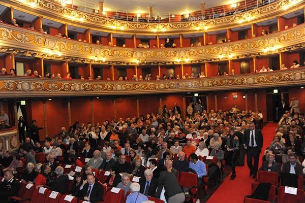 “Il letto ovale”, la pièce “a orologeria”