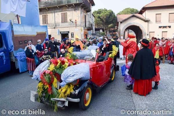 In migliaia alla sfilata dei carri a Chiavazza (FOTOGALLERY)