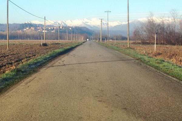 Picchiato a sangue e abbandonato in strada senza scarpe