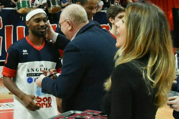 Angelico da impazzire: che forza!