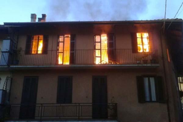 Edificio devastato dalle fiamme, famiglia resta senza casa