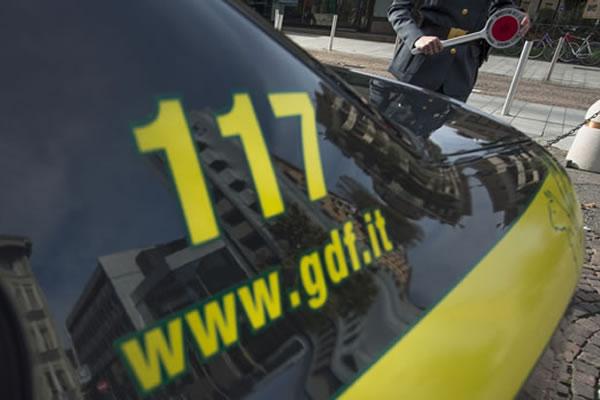 Forza il posto di blocco: arrestato