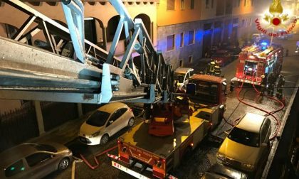 Incendio in via Dante, nove persone in ospedale