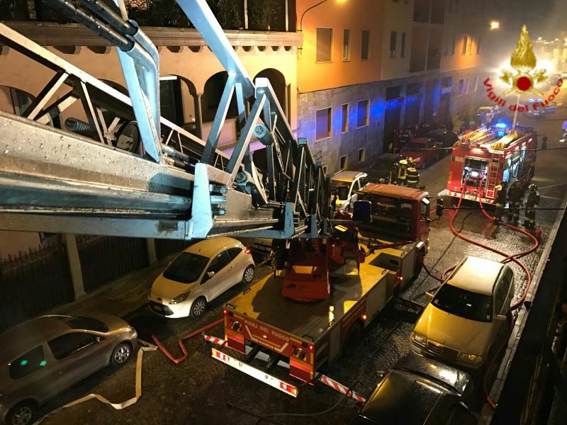 Incendio in via Dante, nove persone in ospedale