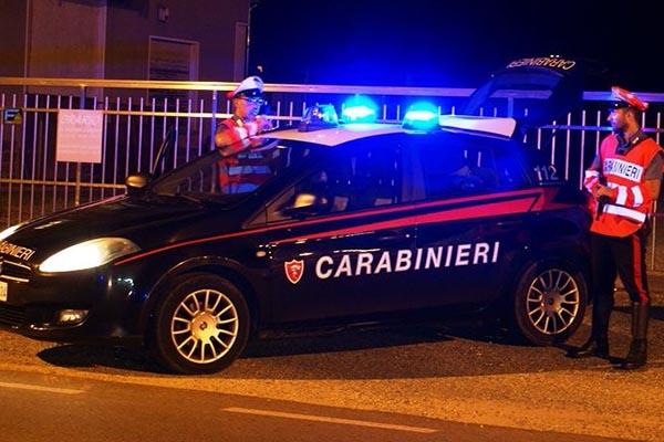 Insulta e minaccia i carabinieri, denunciato