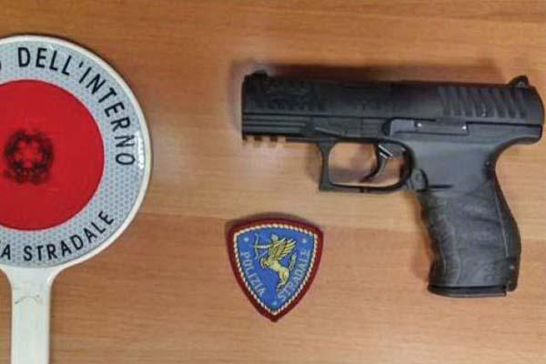 Lite fra automobilisti. E uno estrae la pistola…