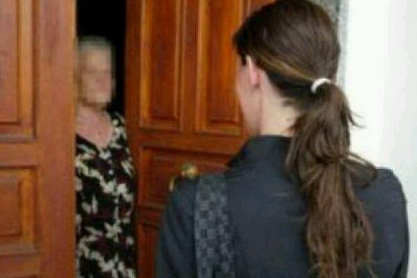 Truffatrice con bimba in braccio deruba un’anziana