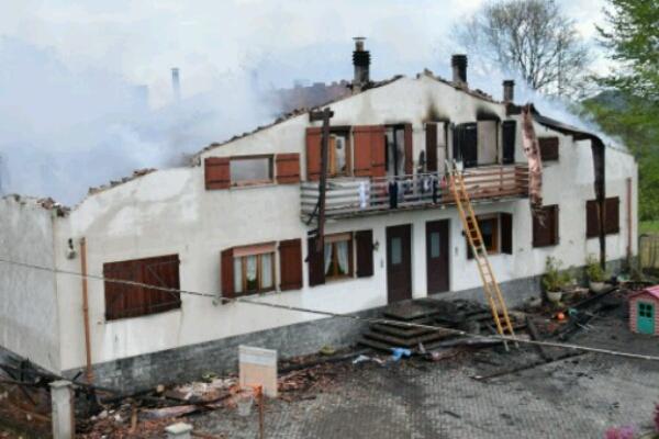 Abitazione smembrata da un furioso incendio