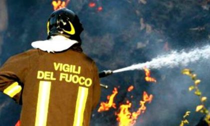Brucia un mezzo in officina a Sandigliano, soccorse persone intossicate dal fumo