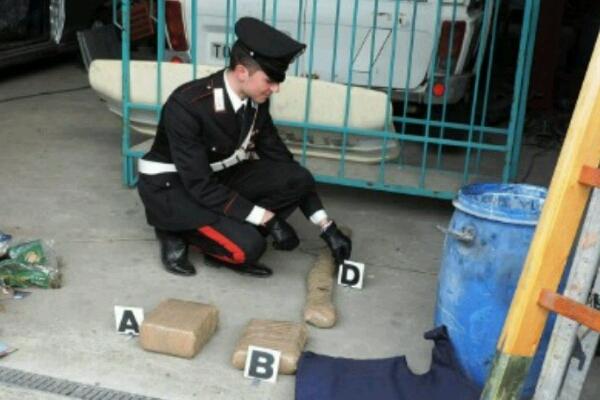 Carrozziere insospettabile con pistole e fucili