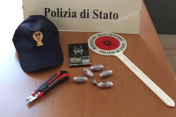 In casa aveva 55 grammi di droga, bilancino e taglierino