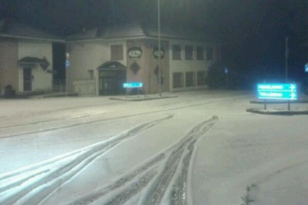 L’attesa nevicata di fine aprile imbianca le strade di Andorno Micca
