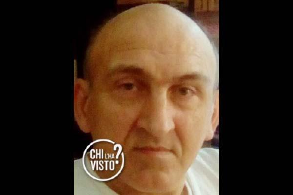 Cadavere avvolto in un telo in plastica e nascosto nel sottotetto