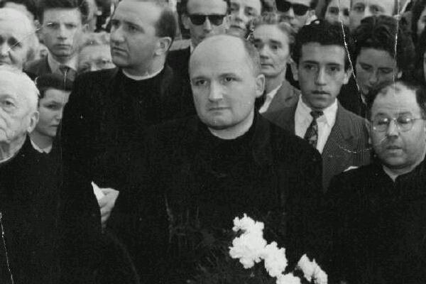 Cossato , via Chiesa diventa via don Bertola
