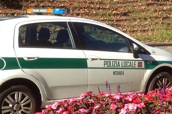 Resta incastrato nell’auto cappottata