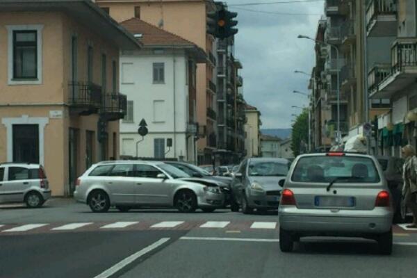 Semafori spenti e incidenti in città