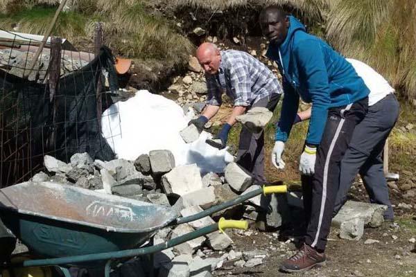 Un aiuto dai migranti per riaprire il rifugio