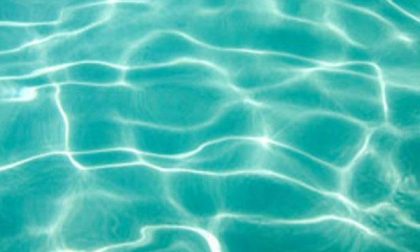 Bimbo di sei anni rischia di annegare in piscina