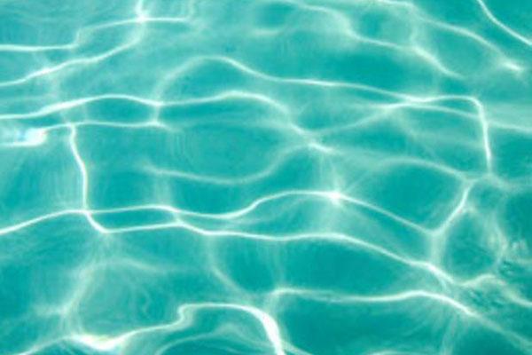 Bimbo di sei anni rischia di annegare in piscina