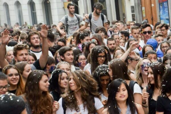 E’ finita la scuola: festa tra gioia e qualche eccesso
