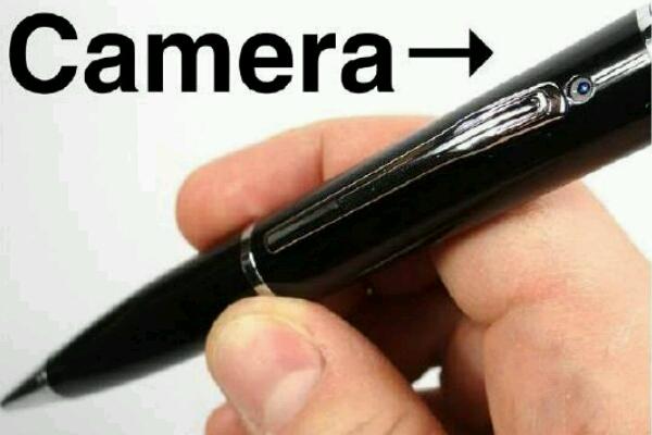 Filmava le donne in bagno con la “spy pen”