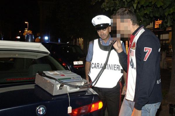 Alla guida del camion ubriaco: autista denunciato dai Carabinieri e senza patente