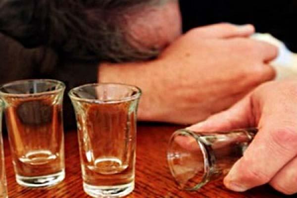 Sbronzo, a torso nudo e barcollante a spasso per Cossato