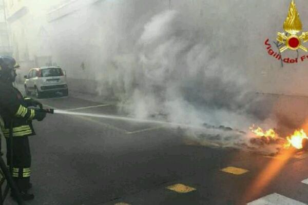 Cassonetti in fiamme per colpa dei fuochi d’artificio