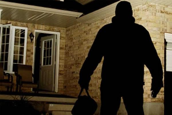 Scambio di casa per le vacanze: qualcuno entra e deruba l’ospite a Donato