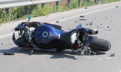 In moto contro un'auto: muore cinquantenne