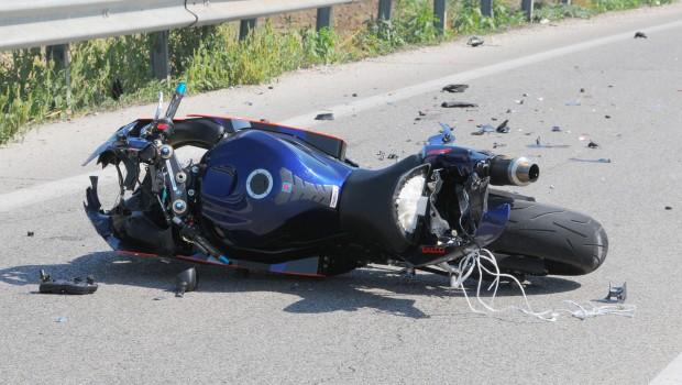 In moto contro un’auto: muore cinquantenne