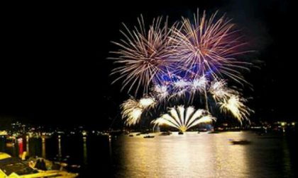 La magia dei fuochi d’artificio sul lago