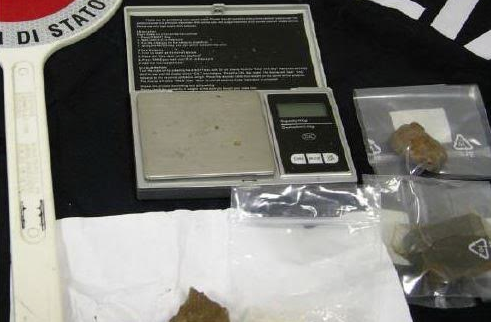 Durante la perquisizione scoperti bilancino e 7 grammi di eroina: due arresti nel biellese