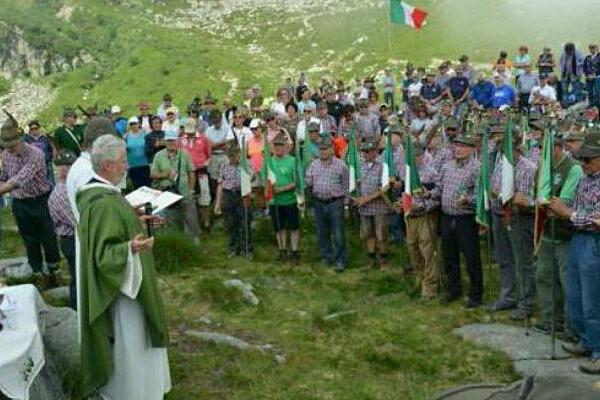 Più di mille alpini a raduno al Lago del Mucrone