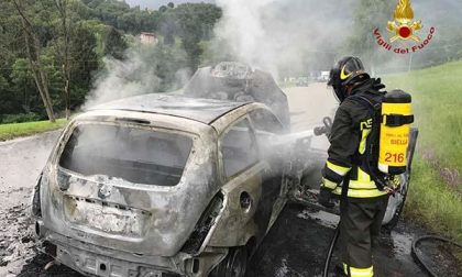 S'incendia l'auto di due turisti