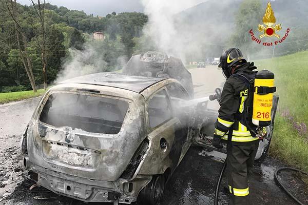 S’incendia l’auto di due turisti