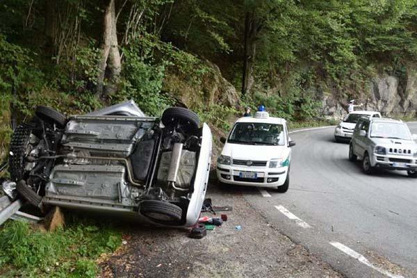 A 91 anni si ribalta in auto: illeso