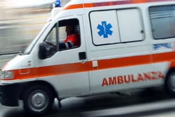 Bottigliata in testa a un uomo, caccia all’aggressore