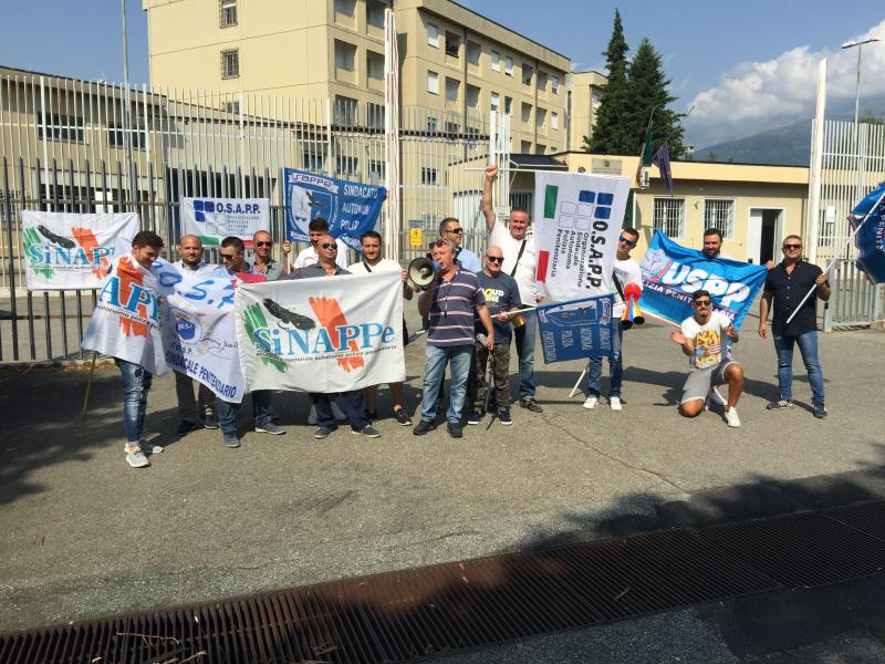 Detenuto per omicidio aggredisce gli agenti
